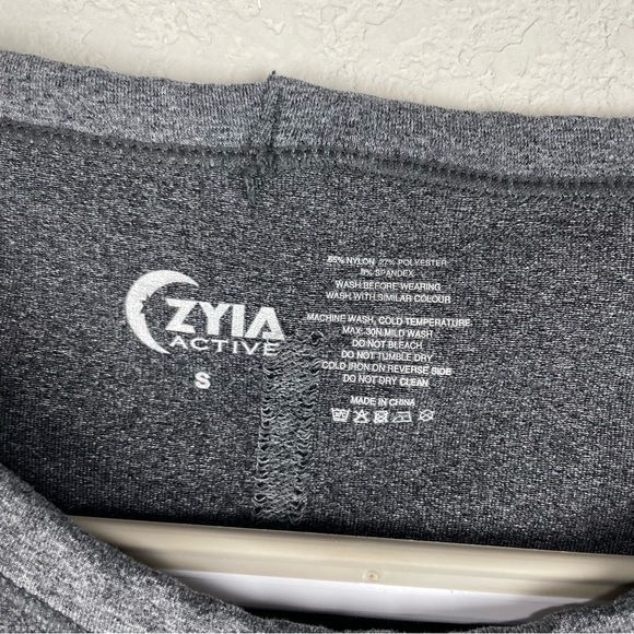 ZYIA Active Gray Seamless Long Sleeve Active Athleisure Top - Picture 5 of 5
